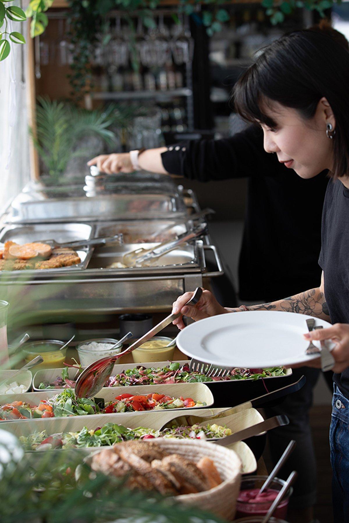 Eventfloss_Frau_am_Buffet_web