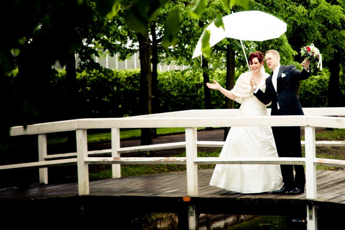 hochzeitspaar-bruecke-regen-eventfotograf